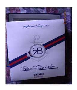 Caja de embalaje de cartón corrugado para ropa con ventana de diseño recortado para exhibición y almacenamiento de prendas. - Product Image 3