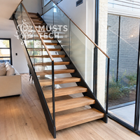 Escalier à double poutre latérale en fabrication métallique sur mesure pour villa architecturale, avec conception esthétique et connectivité optimisées