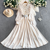 Robe longue décontractée rose élégante pour femme, coupe trapèze, manches longues bouffantes, col à volants avec empiècements en dentelle, ceinture, fluide, pour le quotidien