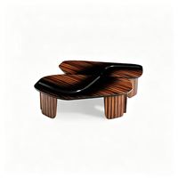 Table basse de luxe en bois massif irrégulier avec marbre noir et plateau incurvé pour salon de villa