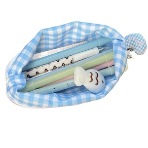 Trousse à crayons motif à carreaux bleus avec fermeture éclair en nylon pour l'école et le bureau, avec breloque en peluche - Product Image 1
