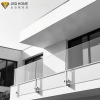 Rampe d'escalier contemporaine avec panneaux en verre trempé et main courante en acier inoxydable pour usage intérieur et extérieur