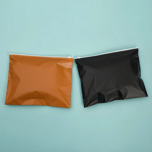 Bolsa de Plástico Transparente Esmerilada con Cierre Hermético y Logotipo Personalizado HC PACK, Bolsa de Embalaje con Cierre Zip Reutilizable para Ropa, Prendas y Camisetas - Product Image 2