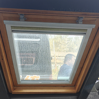 Puits de lumière moderne en bois de pin naturel avec ouverture inclinable, fenêtre de toit isolée et thermiquement isolée pour l'éclairage naturel et la ventilation