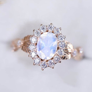 แหวนเงินแท้ 925 ประดับพลอยประจำเดือนเกิดสำหรับผู้หญิง ชุบทองคำสีกุหลาบ ทรงรี แหวนหมั้นประดับพลอยมูนสโตนสีรุ้ง - Product Image 3