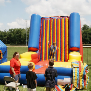 Structure gonflable commerciale en PVC pour événements scolaires, fêtes, rencontres sportives (enfants et adultes), avec mur de saut et accessoires de compétition de saut en hauteur - Product Image 1