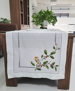 Chemin de table personnalisé brodé avec des oiseaux et des branches de houx, chemin de table en coton blanc de qualité supérieure avec ourlet festonné pour la maison et l'hôtel - Product Image 5