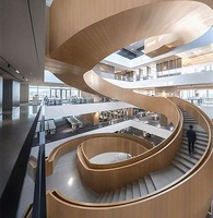 Escaliers en fer forgé courbés, luxueux et magnifiques, personnalisés avec éclairage LED pour la maison, provenant d'un fournisseur d'escaliers de Foshan