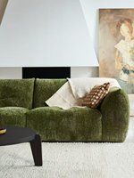 Canapé une place vintage de style français avec structure en bois, tons crème, design en chenille vert pétale à rangée droite pour petits salons