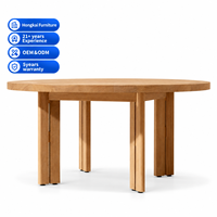 Ensemble de salle à manger extérieur moderne en bois massif avec table ronde à pieds fendus, chaises et coussins pour patio et cour de villa