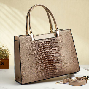Sac An Ru Shi Cloud, bordeaux, grande capacité, sac à main en cuir brillant, usage quotidien, été 2025 - Product Image 2