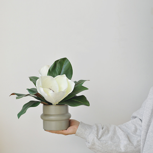 <span class=keywords><strong>Magnolia</strong></span> artificial <span class=keywords><strong>Grandiflora</strong></span> arreglo de mesa de flores de seda, <span class=keywords><strong>Magnolia</strong></span> sur de imitación realista para decoración de escritorio de oficina en casa - Product Image 3