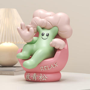 Figurine sculptée en résine de pin peinte à la main, personnage mignon de film et de télévision, ornement de bureau, artefact de décompression - Product Image 3