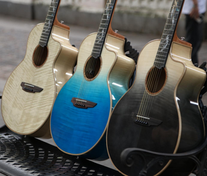 Plateau en bois massif d'érable et d'épicéa. Guitare Maple Back de 41 pouces, avec touche en palissandre et sculptures exquises sur le dos. - Product Image 1