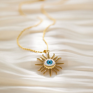 Collar con Colgante para Mujer |   Colgante de Acero Inoxidable Chapado en Oro PVD de 18K |   Joyería de Moda Hipoalergénica que No se Desvanece - Product Image 5