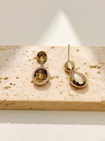 Boucles d'oreilles en cristal ovales, un accessoire en laiton tendance et de niche au style léger et luxueux