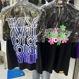T-shirts ALOCS en gros – Vêtements de créateur de haute qualité – T-shirt imprimé avec logo « THAT'S AWFUL LOT of COUGH SYRUP » pour hommes - Product Image 2