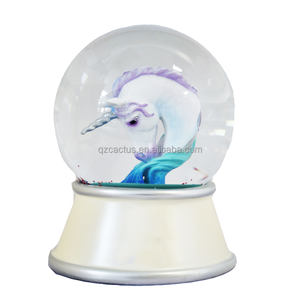 Personnalisé polyrésine artisanat animal licorne tortue alpaga eau globe cadeau ornement à la main belle bande dessinée alpaga résine boule à neige - Product Image 5