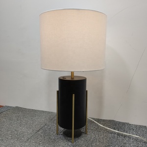 Sheraton by Marriott Guestrorom Presidential <span class=keywords><strong>Suite</strong></span> 1 dormitorio Vista a la ciudad para no fumadores | Lámpara de mesita de noche con pantalla de tambor eléctrico - Product Image 2