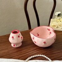 Nouvel Arrivage Personnalisé Bol à Matcha en Céramique Peint à la Main en Forme de Cœur avec Bec Verseur, Chawan Floral Mignon avec Support pour Fouet à Matcha
