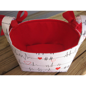 Cesto Regalo Pasquale e di San Valentino con Coniglietto Ricamato, Fiocco Carino e Motivo a Quadretti, Produzione di Fabbrica - Product Image 4