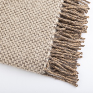 Nouvelle mise à niveau de la <span class=keywords><strong>couverture</strong></span> épaisse chaude <span class=keywords><strong>en</strong></span> <span class=keywords><strong>laine</strong></span> mérinos <span class=keywords><strong>couverture</strong></span> <span class=keywords><strong>en</strong></span> <span class=keywords><strong>laine</strong></span> tissée King Size - Product Image 2