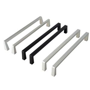 ZSTC C-BOX Schroff Nvent Poignée avant monobloc, largeur 12,2 mm, anodisé noir, 249 mm, interaxe 88 mm, 133,4 mm, 235 mm, 3U, 6U, 9U, 10501-029 - Product Image 1