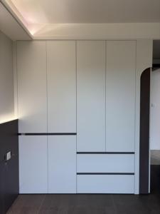 Armoire moderne avec tiroirs, minimaliste, blanche, gain de place, rangement pour chambre à coucher, sur mesure - Product Image 2