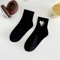 Chaussettes mi-mollet pour femmes de couleur verte avec des motifs en forme de cœur, adaptées aux entraînements de style scolaire