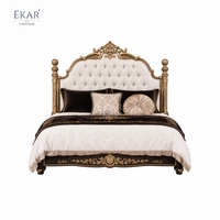 Elysee Crest Bogenförmiges, getuftetes, vergoldetes Bett |   Luxuriöses französisches klassisches Polsterbett in Kingsize - EKAR FURNITURE