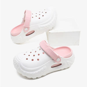Sandalias de Plataforma Crocs Blancas y Rosas, Suela Gruesa Antideslizante, para Playa y Exteriores, Punta Cerrada, Estilo Veraniego, Diseño Moderno con Aberturas - Product Image 1