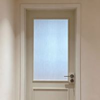 Porte intérieure en aluminium mat Aomeja French Cream avec verre cannelé pour salle de bain, porte battante sur mesure, étanche, pour salle de bain