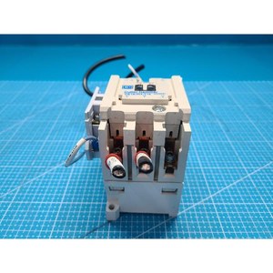 Contacteur non inversible CUTLER-HAMMER CE15JN3-T16 IEC, utilisé comme pièce détachée pour équipement semi-conducteur d'époque - Product Image 1