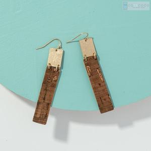 Pendientes de corcho con detalles metálicos. Felicidad hecha a mano. - Product Image 1