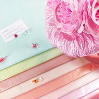 Papier d'emballage artistique en kraft pailleté métallique nacré, pliable, imperméable, jetable et recyclable pour vêtements