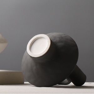 Vase de table moderne au design unique, décoration intérieure, vase à fleurs en céramique terracotta, décoration de maison unique - Product Image 3