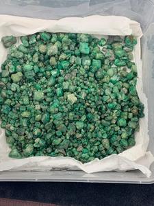 Pierre précieuse éclatante, prix avantageux, cristal vert pakistanais naturel non traité, spécimen brut, collection, fabrication de bijoux, émeraude de guérison 686 - Product Image 2