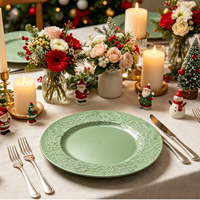 Assiettes de présentation personnalisables et durables en PP doré de 13 pouces, motif houx et pin, pour fêtes de Noël d'entreprise et événements de fin d'année