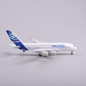 हॉट सेल 20 सेमी ए 380 एयरबस पहियों के साथ गर्म बिक्री 20 सेमी ए 380 हवाई बस उपहार के लिए आदर्श मिश्र धातु स्टेम खिलौने - Product Image 5