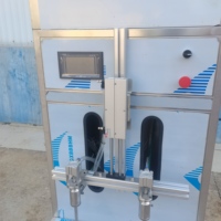 Machine de remplissage automatique de bouteilles liquides à commande PLC à 4 têtes pour l'eau, le jus, le vin et les boissons