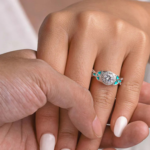 Anello Triangolare in Smalto con Zirconi per Donne, Gioiello da Dito Scintillante e Alla Moda - Product Image 3