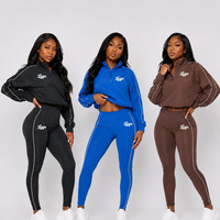 Ensemble 2 pièces personnalisé pour femme avec logo, pull demi-zip à rayures latérales et leggings très élastiques, survêtement de sport et tenue décontractée