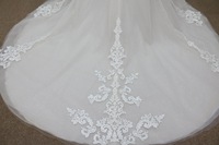 Robe de mariée de luxe moderne à col en V sans manches, ornée de paillettes, longue jusqu'au sol, avec appliques en dentelle, coupe trapèze pour la mariée