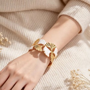Brazalete Abierto de Esmalte de Moda para Mujer, Chapado en Oro, con Hoja de Ginkgo / Forma de Corazón, Ajustable, con Esmalte en Relieve, Ancho - Product Image 2