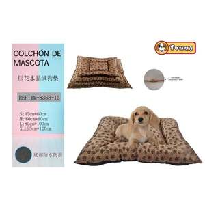 Set di Quattro Tappetini per Cani in Velluto Cristallo Goffrato con Design Impronte di Caffè per Letti per Animali Domestici - Product Image 1