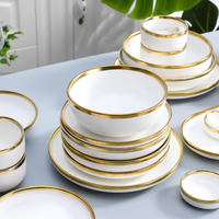 Service de table en céramique blanc mat avec bord doré, style nordique classique, bols et assiettes en porcelaine réutilisables, couleurs et logo personnalisables pour la maison