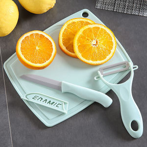 Juego de 3 tablas de cortar de plástico con cuchillo y pelador para uso en la cocina - Product Image 1