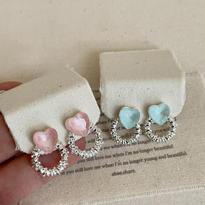 Boucles d'oreilles en cristal rose doux pour femmes avec un sens haut de gamme, luxe léger, tendance et toutes occasions - Product Image 2