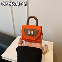 Sac à main mini en PU à poignée supérieure avec fermoir rotatif, rabat trapézoïdal et bandoulière chaîne amovible pour femmes, idéal pour les tenues quotidiennes et les soirées