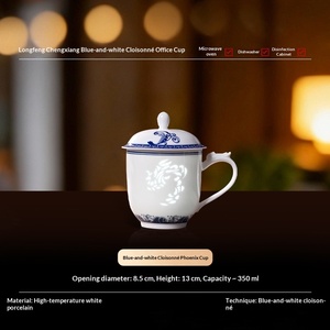 Tasse de bureau en céramique de Jingdezhen avec couvercle, cadeau pour salle de réunion, tasse à thé Linglong bleue et blanche, usage domestique, résistante aux hautes températures - Product Image 6